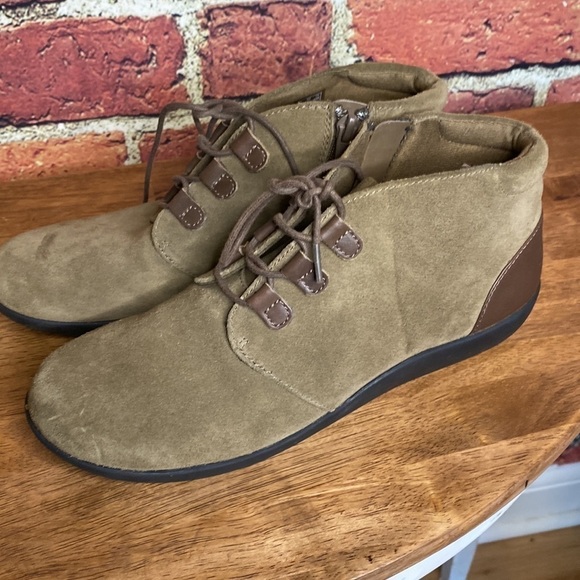 CLARKS Medora Sage Ankle Boot Size 7 - Picture 1 of 9